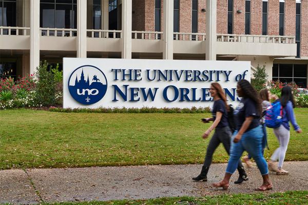 Students walking on UNO campus grounds