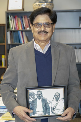 Finance professor Tarun Mukherjee establishes student-managed fund to honor his parents.