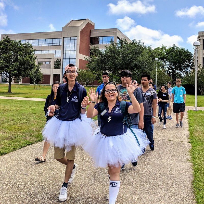 Cheerful OLs leading a Campus Tour