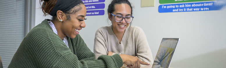 Student advisor assiting a studnet with online class information