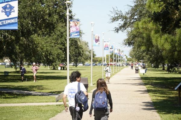 A photo of University of New Orleans students walking to class